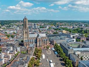NIEUW hotel in het CENTRUM van Arnhem incl. ontbijt en NS treinretour!
