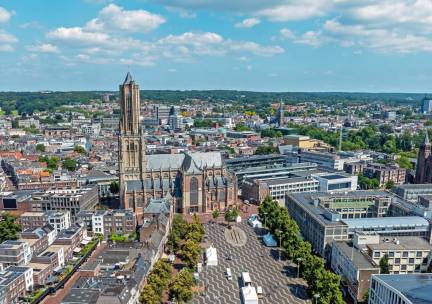 NIEUW hotel in het CENTRUM van Arnhem incl. ontbijt en NS treinretour!