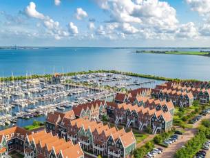 FLASHDEAL! ⚡ Geniet van een comfortabele kamer in authentieke Volendamse stijl direct aan het IJsselmeer incl. ontbijt en GRATIS parkeren!