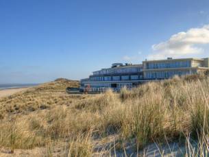 MEGA LAST-MINUTE! ???? Heerlijk ontspannen op het Waddeneiland Vlieland in een prachtig hotel aan zee incl. ontbijt
