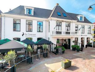 LAST-MINUTE! ⚡ Luxe 4*-hotel Noord-Holland met heerlijk terras aan het plein in Schagen nabij Callantsoog + ontbijt + welkomstdrankje + GRATIS parkeren!