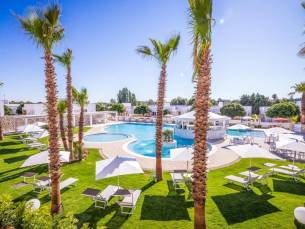 LUXE 4*-hotel met zwembad aan de kust van Puglia incl. vlucht, huurauto en ontbijt