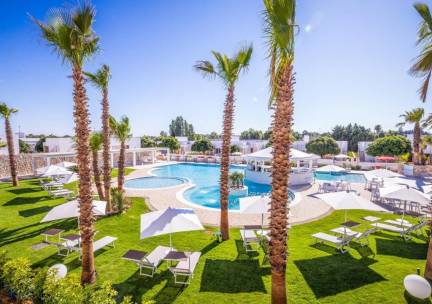 LUXE 4*-hotel met zwembad aan de kust van Puglia incl. vlucht, huurauto en ontbijt