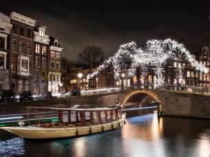 Schitterend 4*-hotel met wellness aan het water in Amsterdam incl. ontbijt & rondvaart met LUXE boot langs het Amsterdam Light Festival!
