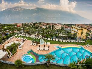 Lake Garda! Geniet in een 4*-hotel met prachtig uitzicht over het Gardameer incl. ontbijt & dagelijks diner met drankjes!