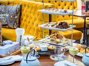 High tea met onbeperkt thee + glas bubbels (2 uur)