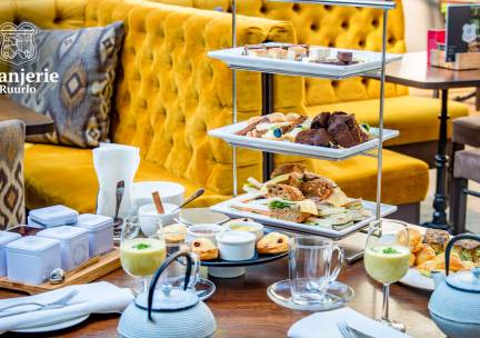 High tea met onbeperkt thee + glas bubbels (2 uur)