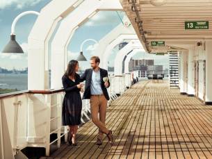 Uniek overnachten aan boord van een voormalig cruiseschip in Rotterdam incl. ontbijt en 3-gangendiner!