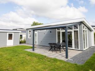 Moderne 4 persoons Lodge op vakantiepark de Rhederlaagse Meren