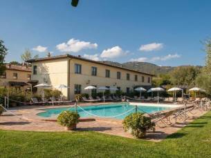 Autovakantie naar het zonnige Itali&euml; in een 4*-hotel met zwembad nabij het Trasimeno meer incl. ontbijt