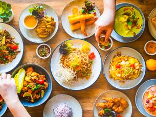Complete Indonesische rijsttafel voor afhaal bij Restaurant Gadjah