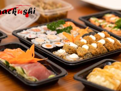 Sushibox naar keuze (24, 64 of 102 stuks) voor afhaal bij Snackushi