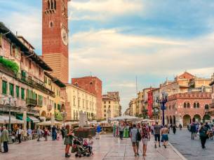 STUNT! ⚡️ Fly & Train door Itali&euml; langs o.a. Veneti&euml;, Verona & Bologna incl. vlucht, ontbijt en treins