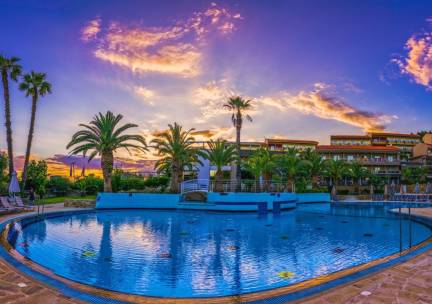 FLASHDEAL! ⚡ Zorgeloos naar de Griekse kust: Ontdek het prachtige schiereiland Chalkidiki incl. vlucht, transfer en o.b.v. halfpension of all-inclusive