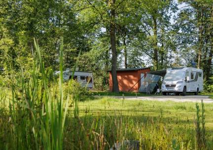 Comfortplaats Priv&eacute; Sanitair met deels verharding