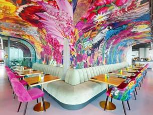 ICONISCH 4*-designhotel met adembenemend uitzicht over de stad en dicht bij de hotspots van Amsterdam incl. ontbijt en NS treinretour!