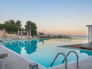 Geniet van een all-inclusive vakantie in een stijlvol 4*-hotel aan het strand op Corfu, Griekenland nabij het strand incl. vlucht & transfer