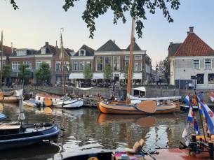 FLASHDEAL! ⚡ 3 dagen aan de gracht in de elfstedenstad Dokkum + verblijf in familiehotel met terras aan het water + ontbijt + 2-gangendiner