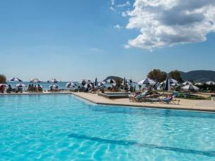Kom tot rust op Zakynthos en verblijf in een hotel met zwembad en direct aan het strand! Incl. vlucht, transfer en ontbijt