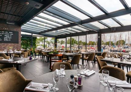 SUPER DEAL! ⚡ 4*-hotel met binnenzwembad & sauna in schilderachtig Lemmer direct aan de haven in Friesland incl. ontbijt + GRATIS parkeren