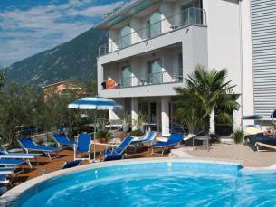 Geniet van de omgeving met deMonte Baldo kabelbaan in Italië, met een verblijf in een hotel met BUITENZWEMBAD! Incl. ontbijt.