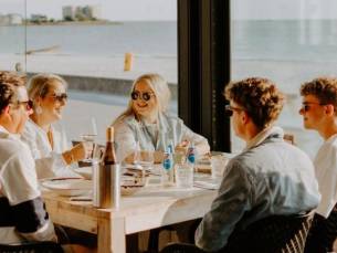 ????️ Uitwaaien in Friesland: Overnacht in een luxe 4*-hotel direct aan het strand en de boulevard van Makkum incl. ontbijt of o.b.v. halfpension!