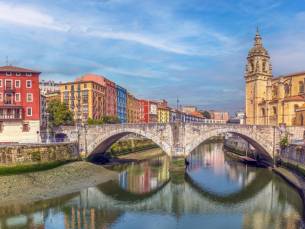 Ontdek Bilbao vanuit een LUXE 4*-hotel in het centrum met een schitterend dakterras en PANORAMISCH UITZICHT, incl. vlucht en ontbijt