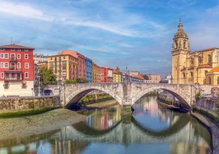 Ontdek Bilbao vanuit een LUXE 4*-hotel in het centrum met een schitterend dakterras en PANORAMISCH UITZICHT, incl. vlucht en ontbijt