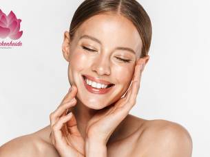 Gezichtsbehandeling (60 min), evt. met massage (10 min) of wenkbrauwbehandeling