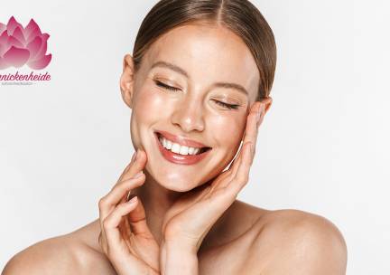 Gezichtsbehandeling (60 min), evt. met massage (10 min) of wenkbrauwbehandeling