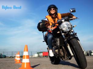 5 of 10 motorrijlessen of proefles motorrijden