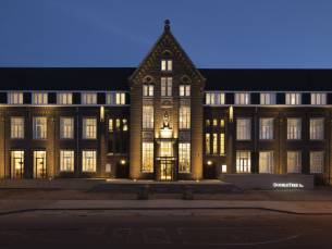Uniek! ✨ Overnacht in een voormalig schoolgebouw omgetoverd tot een LUXE 4*-Hilton hotel in HARTJE Sittard incl. ontbijt & ontvangst met een DoubleTree koekje!
