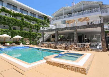 Zonvakantie op het Griekse schiereiland Chalkidiki! Hotel met ZWEMBAD op loopafstand van het strand en centrum incl. vlucht, transfer, ontbijt of o.b.v. halfpension!