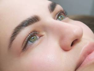 Wimper- of wenkbrauwlift + brow lamination + verf + keratinebehandeling