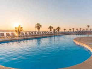 Ontspan in een LUXE 4*-Hilton hotel dichtbij het strand op Malta en geniet van een winterzon vakantie incl. vlucht & ontbijt of o.b.v. halfpension