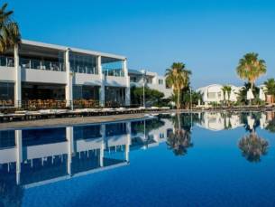 Ontdek het prachtige Cyprus vanuit een 4*-hotel aan het strand incl. vlucht, ontbijt en huurauto