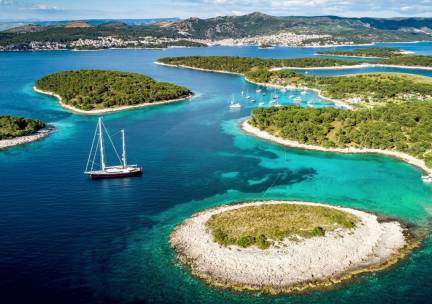 Van strand tot boottocht: compleet Kroati&euml; eilandavontuur incl. hotels, vlucht, ontbijt en overtochten!
