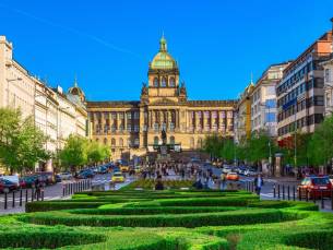 Beleef een betoverende stedentrip in Praag vanuit een MODERN hotel dichtbij alle prachtige HIGHLIGHTS! ✨Incl. vlucht en ontbijt!