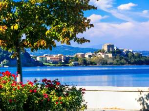 Ontdek het betoverende Bolsena aan het Lago di Bolsena vanuit een 4*-hotel o.b.v. halfpension