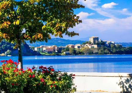 Ontdek het betoverende Bolsena aan het Lago di Bolsena vanuit een 4*-hotel o.b.v. halfpension