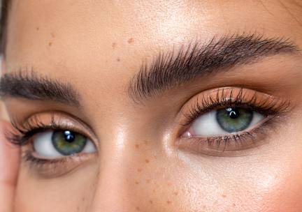 Wenkbrauw- of wimperbehandeling naar keuze in hartje Leeuwarden