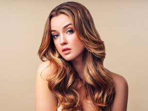 Kappersbehandeling voor dames of dag- of avondmake-up