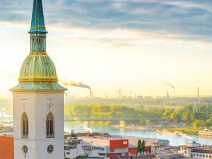 Stedentrip Bratislava: Ontdek de verborgen parel aan de Donau! ✨ Vanuit een 4*-hotel incl. vlucht, ontbijt & zoutkamer!