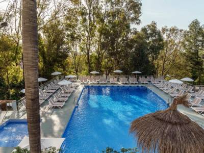 Geniet van een ontspannen zonvakantie in Torremolinos incl. vlucht, transfer en halfpension