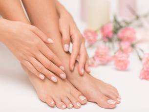 Manicure- of (spa-)pedicurebehandeling (30, 60 of 75 min)