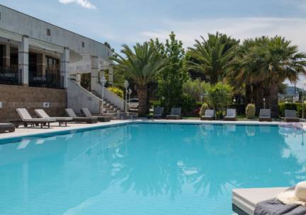 Geniet van de Griekse zon op Chalkidiki in een hotel met zwembad en dicht bij het strand! Incl. vlucht & ontbijt