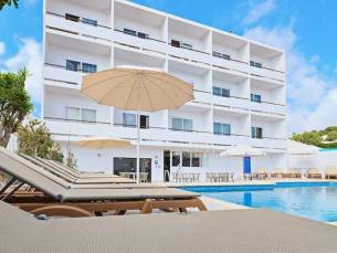 Genieten van de zon op Ibiza in Santa Eularia incl. vlucht, ontbijt én huurauto!