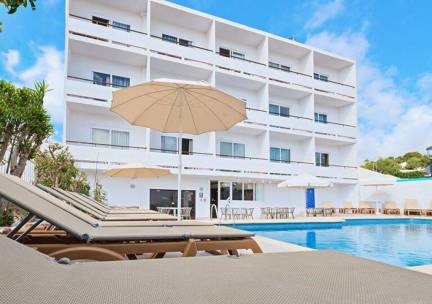 Genieten van de zon op Ibiza in Santa Eularia incl. vlucht, ontbijt &eacute;n huurauto!