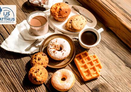 Warme chocolademelk met slagroom + zoete lekkernij naar keuze bij IJs van Matthijs