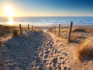 MODERN 4*-hotel aan het strand van Zandvoort nabij Haarlem incl. ontbijt + NS treinretour!
